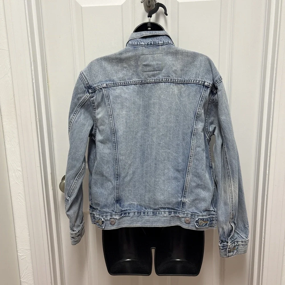 Levi's Light Stonewash Front Button Closure  Trucker Denim Jacket - Size Medium